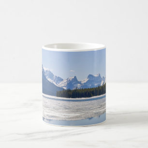 Felsgebirge, die in Maligne Lake reflektieren Kaffeetasse