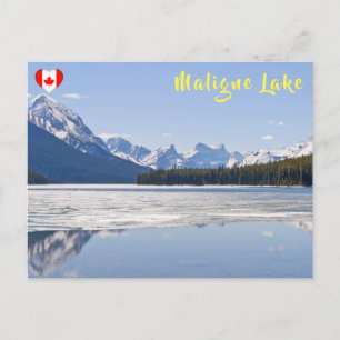 Felsgebirge, die in Maligne Lake reflektieren Postkarte