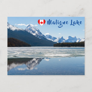 Felsgebirge, die in Maligne Lake reflektieren Postkarte