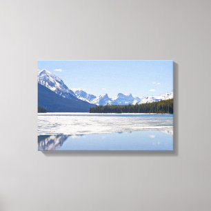 Felsige Berge spiegeln sich im Maligne-See Leinwanddruck