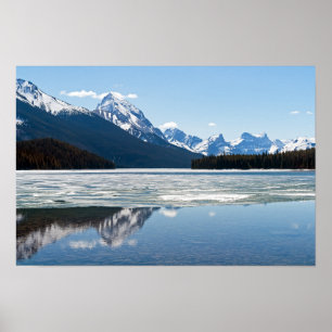 Felsige Berge spiegeln sich im Maligne-See Poster
