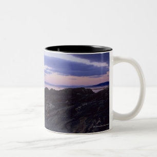 Felsige Küste am Sonnenuntergang in Kintyre, Zweifarbige Tasse
