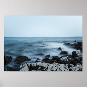 felsige Küste mit nebligem Wasser Poster
