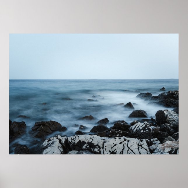 felsige Küste mit nebligem Wasser Poster (Vorne)