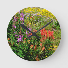 Felsiger GebirgsWildblumen Runde Wanduhr