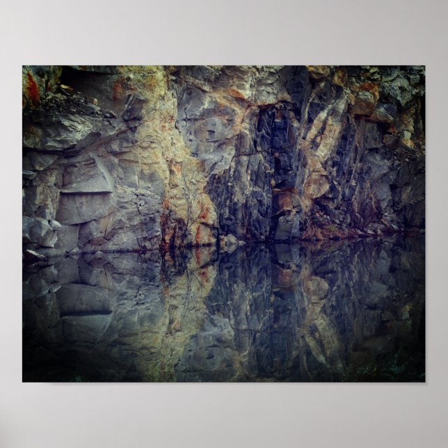 Felsklippenwand Reflektionen im Teich 2 Poster (Vorne)