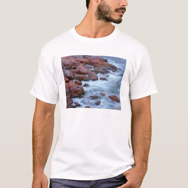 Felsstrand mit Wasser, Kanada T-Shirt (Vorderseite)