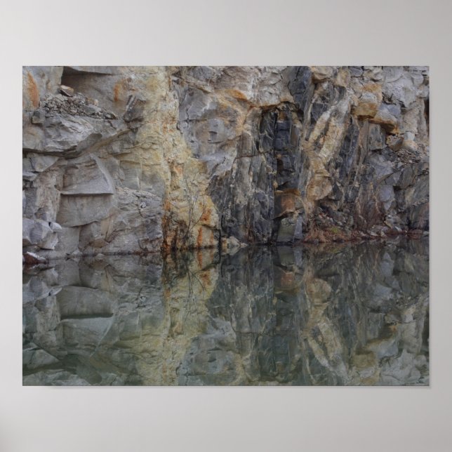 Felswand Reflections in Pond 2 Nature Poster (Vorne)