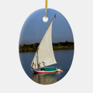 Felucca segelt entlang des Nils - Assuan, Ägypten Keramik Ornament