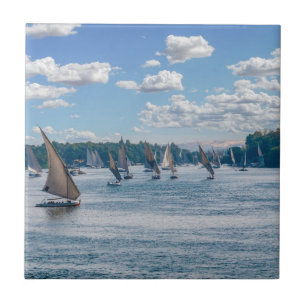 Feluccas fahren entlang des Nils - Assuan, Ägypten Fliese