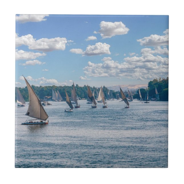 Feluccas fahren entlang des Nils - Assuan, Ägypten Fliese (Vorderseite)