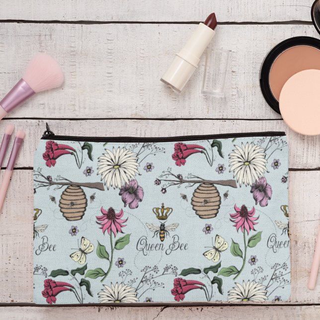 Feminine Blue Queen Bee & Gold Crown Zubehörtasche (Chic and Trendy Queen Bee & Exotic Flowers Makeup or Accessory Pouch on an Elegant Blue Background.)