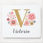 Feminine Monogram, erster rosa Goldbrief V Mousepad<br><div class="desc">Ein wunderschönes,  mit Monogramm,  rosa Blumenmousepad mit rosafarbenen Blume und einem goldenen monogrammatischen Buchstaben des Imitats V. Personalisieren Sie das Mauspad,  indem Sie unter dem Monogramm Ihren Namen hinzufügen. Macht ein lustiges Geschenk für einen Freund oder für eine Brautjungfrau. Entworfen für Sie von BlackBerry Boulevard.</div>