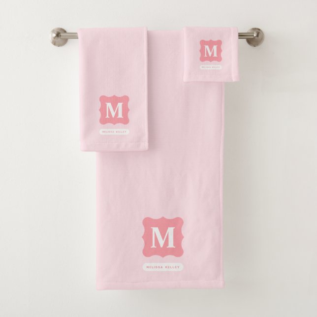Feminine Rosa Minimalistisch Chic Monogram Name Badhandtuch Set (Insitu)