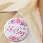 Feminine rosa Rose Blumenharte Ohren Button<br><div class="desc">Ihre Mutter wird dieses elegante schwerhörige Abzeichen von JessicaAmber Liebe geben. Dieser Knopf zeigt den Slogan 'Hard of Hearing' in elegantem Skript, umgeben von einem Blumenrand von rosa wilden Rose. Sie können den Text nach Bedarf bearbeiten. Ein großartiges Geschenk für den Tag der Mutter. 🌹 Für weitere Buttone zu Gehörlosigkeit...</div>