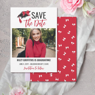 Femininer roter Bogen und Abschlussmütze Save The Date