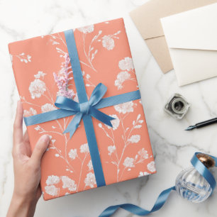 Feminines Korallenblüten Weiß Blumenmuster Geschenkpapier