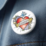Feministin Button<br><div class="desc">Feminist Button - Dieser ultra coole Pinback Knopf weist ein realistisches Tattooherz mit einem Vintagen Banner und dem Wort Feminist auf. Eine phantastische Geschenkidee für junge Frauen. Stylen Sie auf, nehmen Sie den Tag und zeigen Sie, wer mit diesem sehr coolen feministischen Knopf an der Spitze ist.</div>