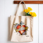 Feministin Tragetasche<br><div class="desc">Feminist Tote Bag - Diese trendige Tote-Tasche ist mit einem realistischen Tattooherz mit einem Vintagen Banner und dem Wort Feminist ausgestattet. Eine tolle Geschenkidee für junge Frauen, die sich zurechtfinden. Erleben Sie den Tag und zeigen Sie, wer mit dieser phantastischen feministischen Tottasche an der Spitze steht.</div>