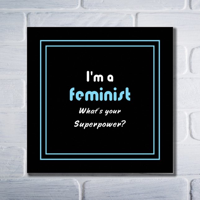 Feministisch-Supermacht-Slogan weiß auf schwarz Poster (Von Creator hochgeladen)
