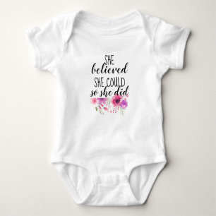 Feministische rosa Blume Sie glaubte Baby Strampler