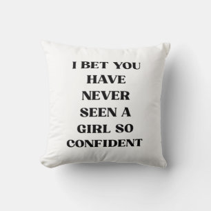 Feministische Typografie mit Zitat – Selbstbewusst Kissen