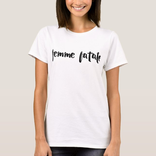 Femme Fatale in Brush-Script T-Shirt (Vorderseite)