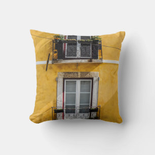FENSTER AUS WEISSEN HOLZEN UND GELBTE WAND KISSEN