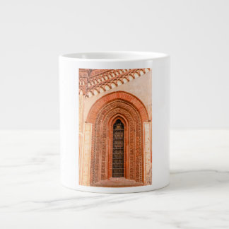 FENSTER DER JUMBO-TASSE IM GOTHISCHEN STIL