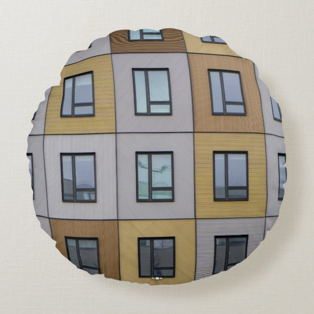 Fenster in Weiß und Beige, Gebäude Rundes Kissen (Vorderseite)