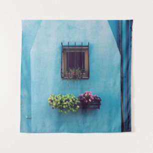 FENSTER MIT RAHMEN ÜBER GRÜN UND PINK PETALED FLO WANDTEPPICH