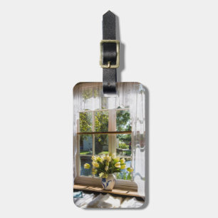 Fenster mit Spitzen-Vorhang und Tulpen Gepäckanhänger