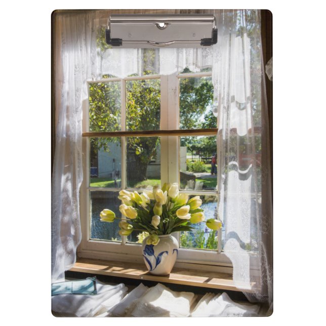 Fenster mit Spitzen-Vorhang und Tulpen Klemmbrett (Vorderseite)