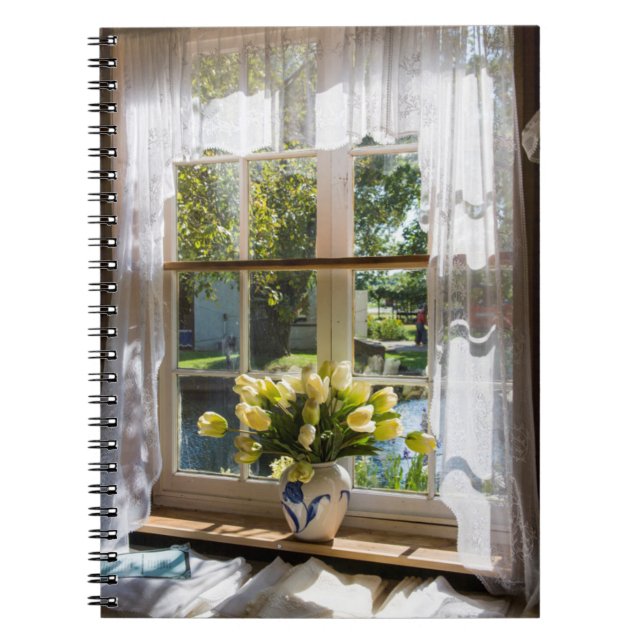 Fenster mit Spitzen-Vorhang und Tulpen Notizblock (Vorderseite)