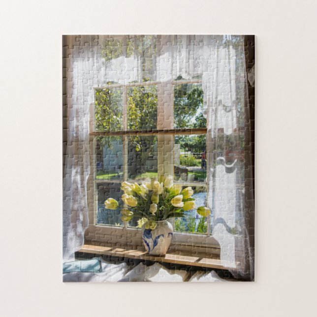 Fenster mit Spitzen-Vorhang und Tulpen Puzzle (Vertikal)