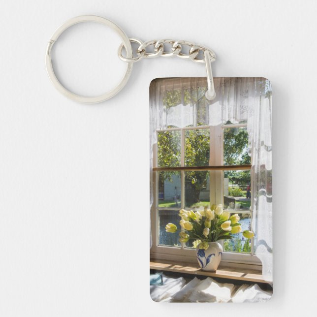Fenster mit Spitzen-Vorhang und Tulpen Schlüsselanhänger (Vorderseite)