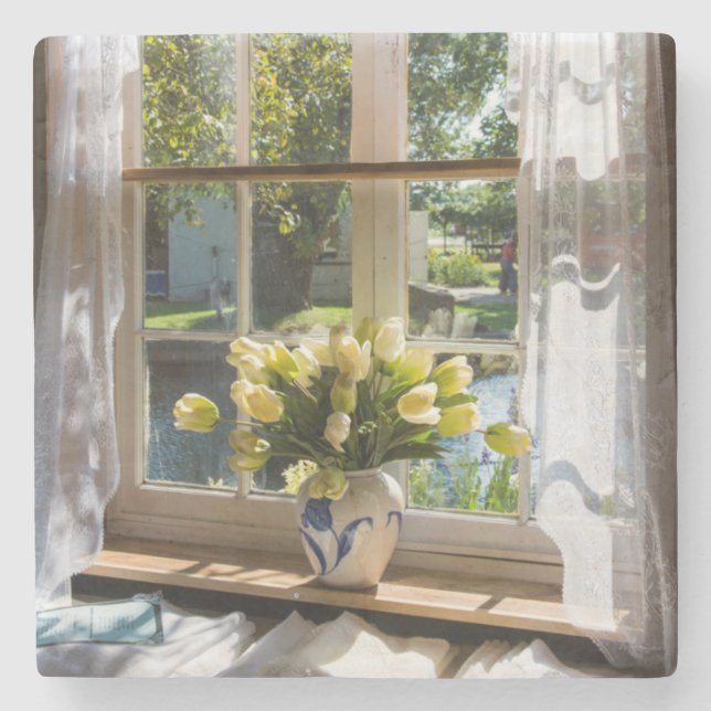 Fenster mit Spitzen-Vorhang und Tulpen Steinuntersetzer (Vorderseite)
