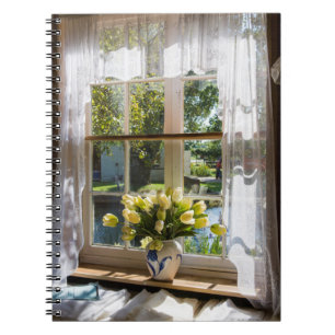 Fenster mit Spitzenvorhang und Tulpen Notizblock