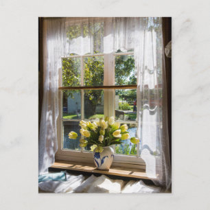 Fenster mit Spitzenvorhang und Tulpen Postkarte