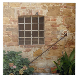 Fenster und alte Steinmauer, Pienza, Italien Fliese