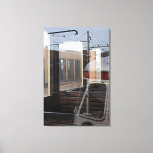 Fensterreflexionen von alten Zug Eisenbahndepot C Leinwanddruck