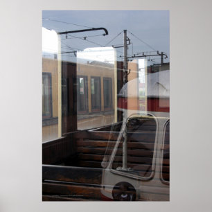 Fensterreflexionen von alten Zug Eisenbahndepot P Poster