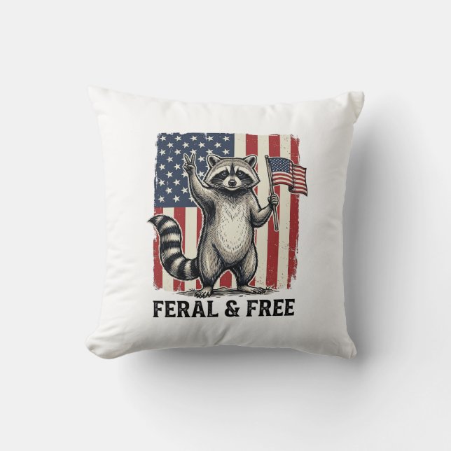 Feral and Free Patriotic Raccoon Vintage Shirt Des Kissen (Vorderseite)