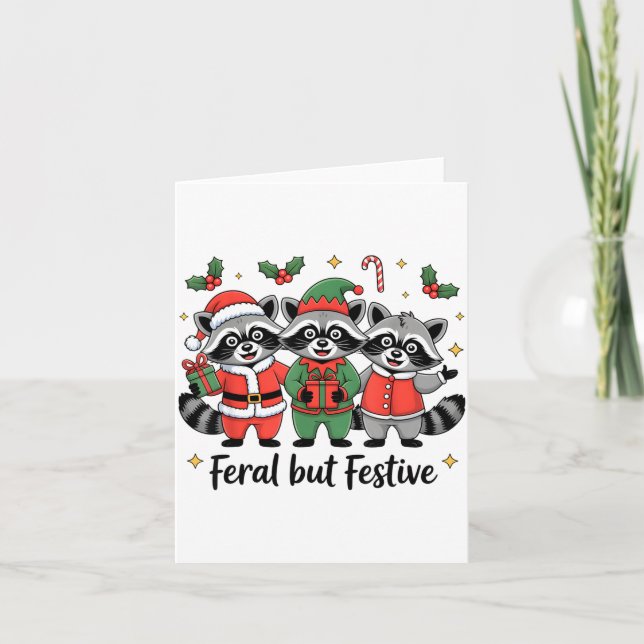 Feral But Festive Funny Christmas Cute Raccoon Elf Karte (Vorderseite)
