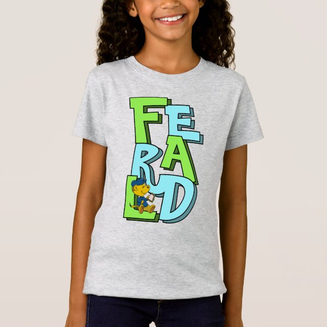 Ferald sitzt auf seinem Namen T-Shirt (Vorderseite)