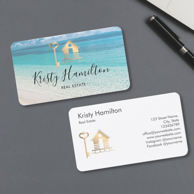 Ferienhaus in einem beruflichen Anwesen mit Meerbl Visitenkarte (real estate agent business card with house on the water and golden key, beach background)