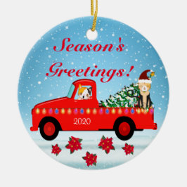 Ferienkatzen bekommen einen Weihnachtsbaum in eine Keramik Ornament