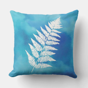 Fern Frontend, weiß auf blauem Aquarell Hintergrun Kissen