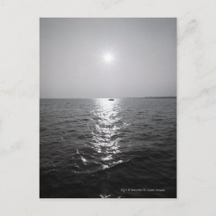 Fernboot auf dem Ozean Postkarte