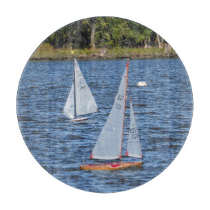 Ferngesteuerte Segelboote im Wasser Schneidebrett